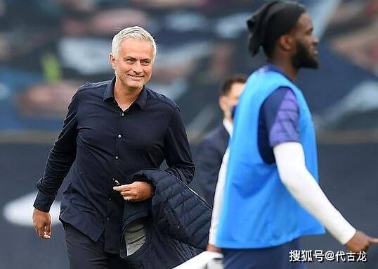  穆里尼奥批裁判误判影响赛果  